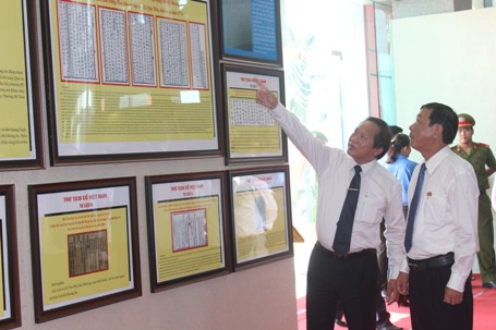 งานนิทรรศการเอกสารทางประวัติศาสตร์ที่ล้ำค่าเกี่ยวกับหว่างซา เจื่องซาของเวียดนามในจังหวัดกว๋างจิ